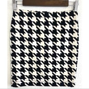 5/$20 Candie’s black white mini skirt extra small